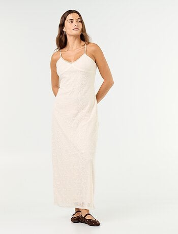 Robe longue en dentelle à fines bretelles