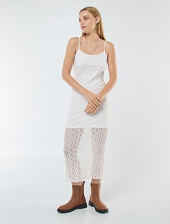 Robe longue en dentelle à fines bretelles
