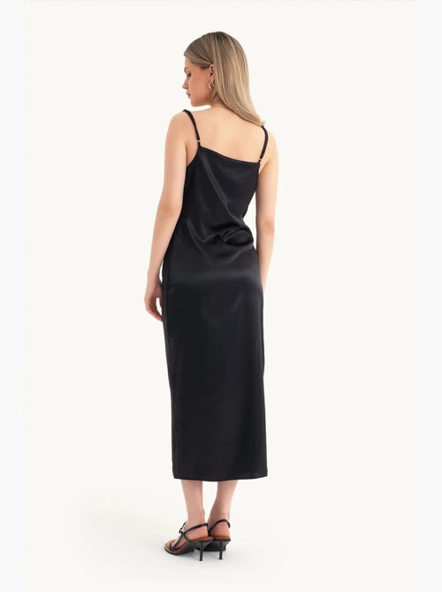 Robe longue fendue à bretelles et col bénitier en satin hiccup - Kiabi Robe longue fendue à bretelles et col bénitier en satin hiccup - Kiabi
