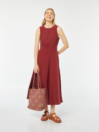 Robe longue forme patineuse sans manches