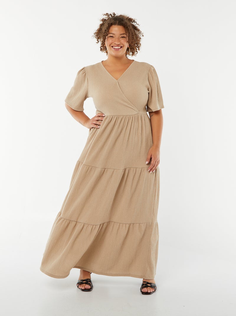 Robe longue gaufrée à manches courtes et col portefeuille Beige - Kiabi