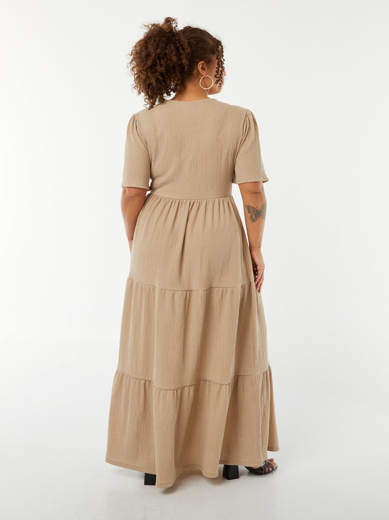 Robe longue gaufrée à manches courtes et col portefeuille Beige - Kiabi