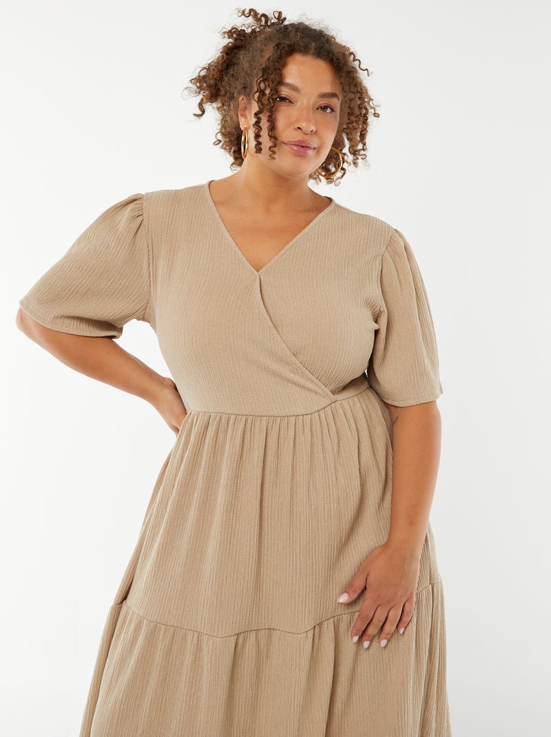 Robe longue gaufrée à manches courtes et col portefeuille Beige - Kiabi