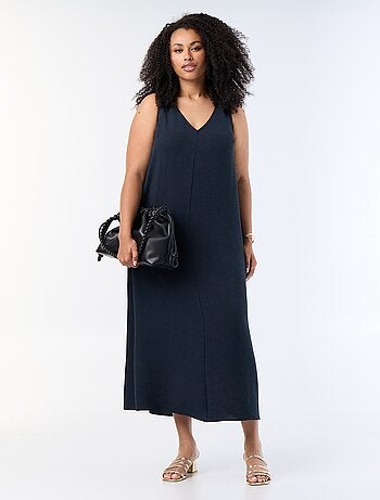 Robe longue gaufrée avec bijou doré