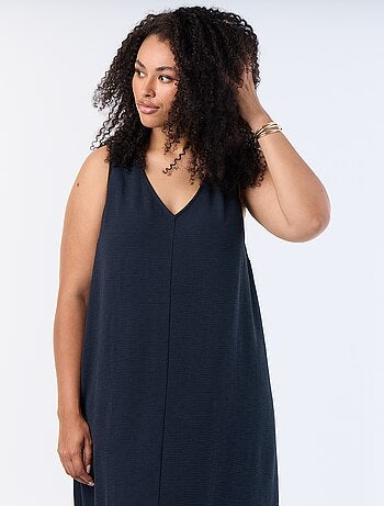 Robe longue gaufrée avec bijou doré