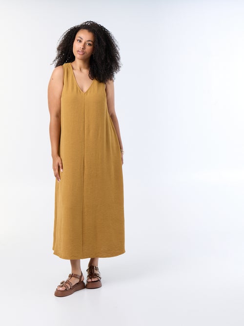 Robe longue gaufrée avec bijou doré - Kiabi