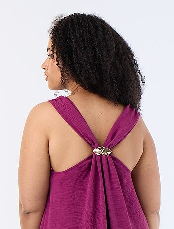 Robe longue gaufrée avec bijou doré