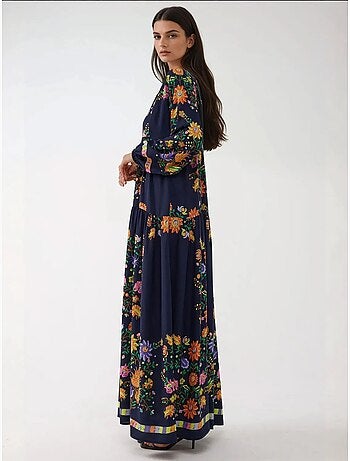 Robe longue imprimée à col en v et détails boutonnés