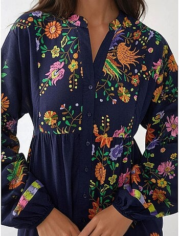 Robe longue imprimée à col en v et détails boutonnés