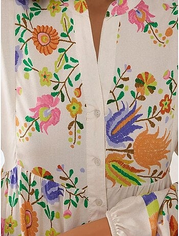Robe longue imprimée à col en v et détails boutonnés