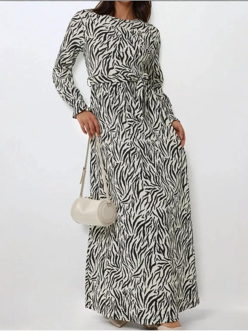 Robe longue imprimée à col ras du cou et ceinture - Kiabi Robe longue imprimée à col ras du cou et ceinture - Kiabi
