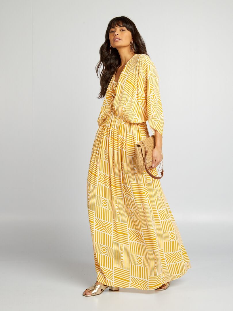 Longue robe jaune sale