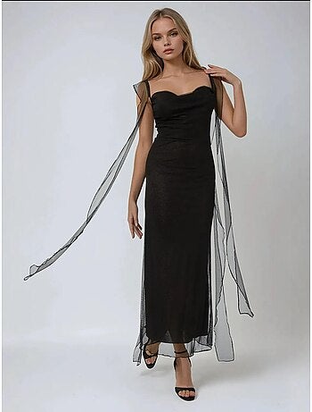 Robe longue moulante à col cœur et volants