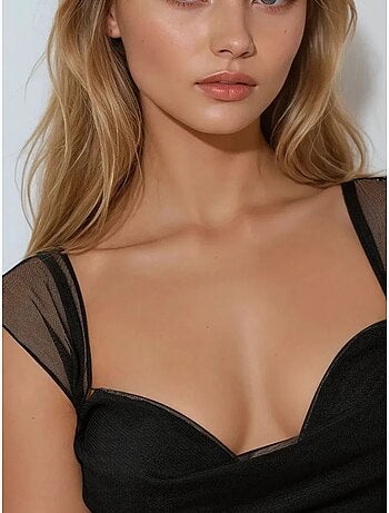 Robe longue moulante à col cœur et volants