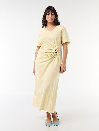 Robe longue plissé avec bijou doré