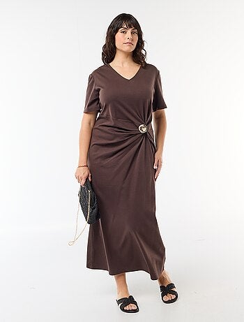 Robe longue plissé avec bijou doré