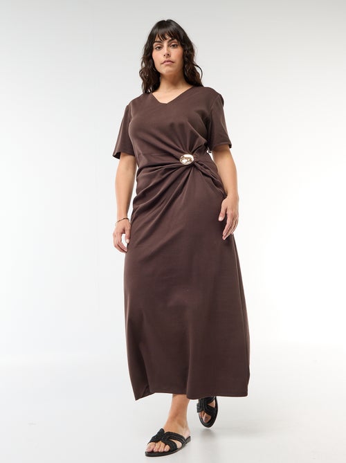 Robe longue plissé avec bijou doré - Kiabi