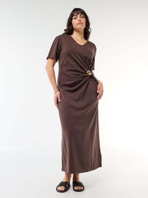 Robe longue plissé avec bijou doré - Kiabi