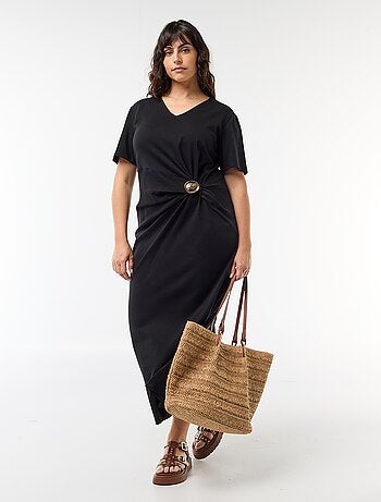 Robe longue plissé avec bijou doré