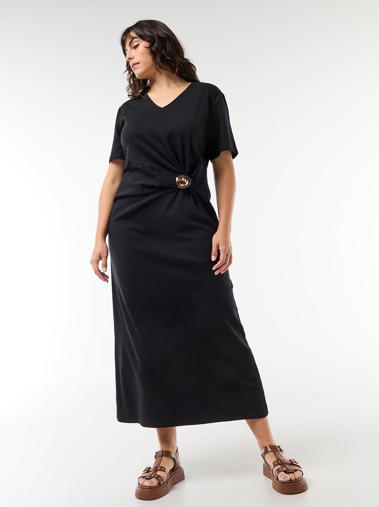 Robe longue plissé avec bijou doré