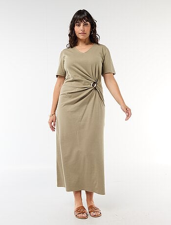 Robe longue plissé avec bijou doré