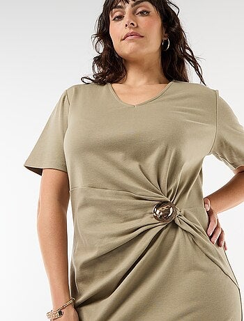 Robe longue plissé avec bijou doré