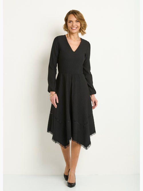 Robe longue plissée col V détails dentelle - AFIBEL - Kiabi Robe longue plissée col V détails dentelle - AFIBEL - Kiabi