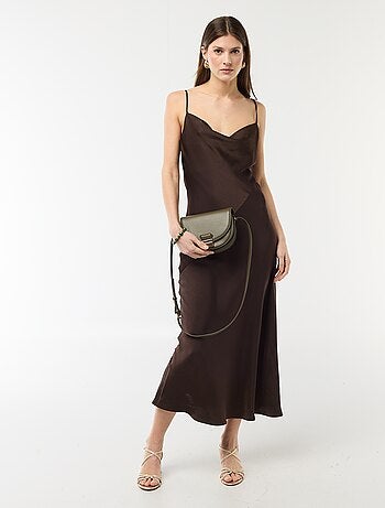 Robe longue satinée à fines bretelles