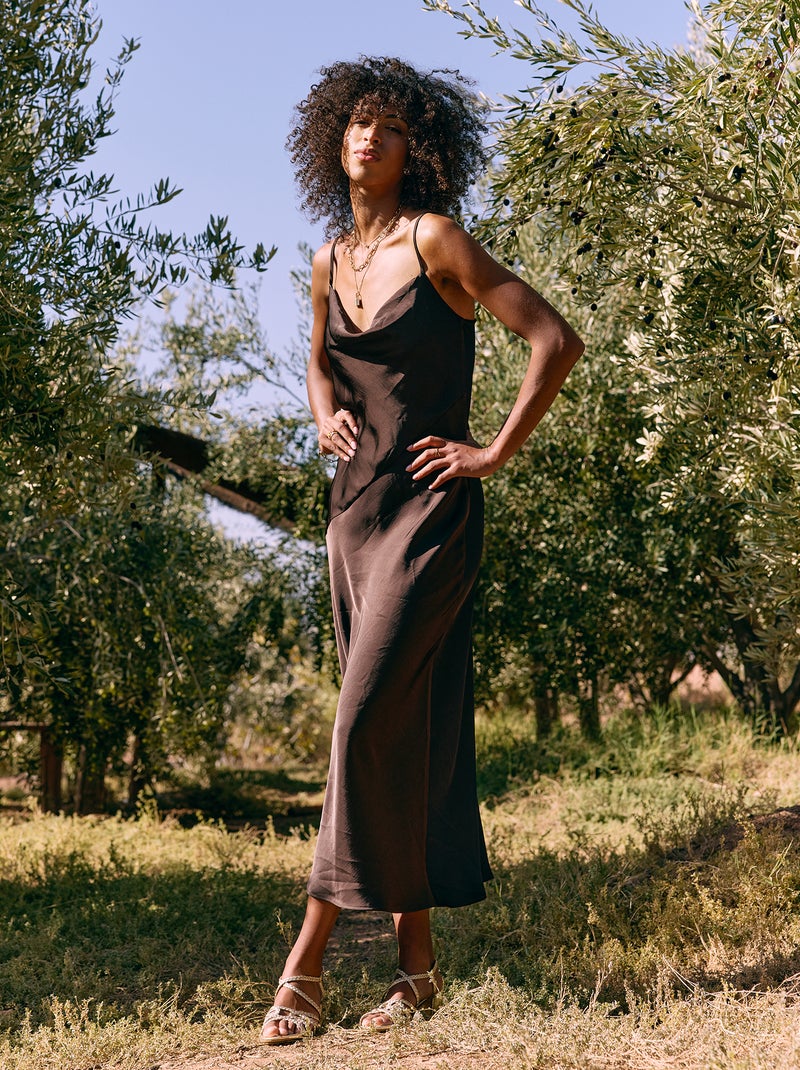 Robe longue satinée à fines bretelles Marron - Kiabi