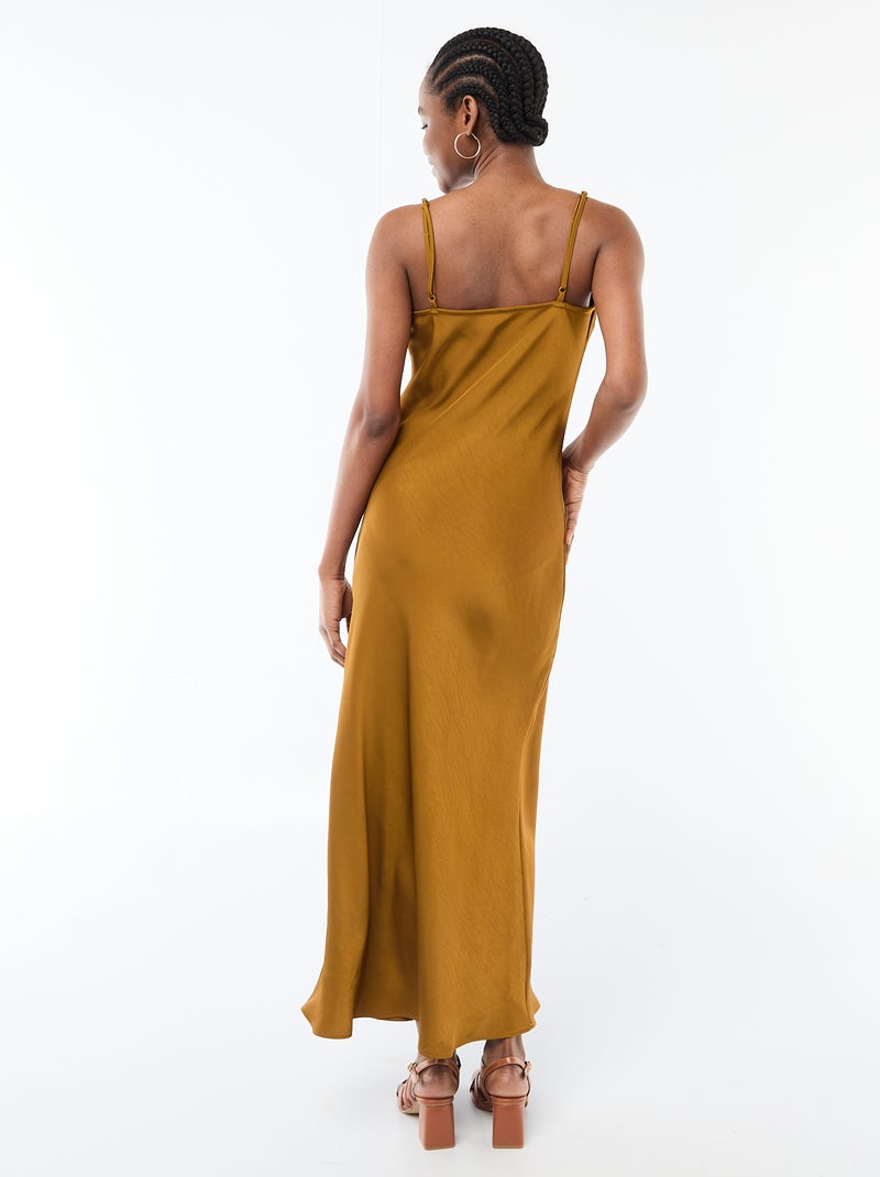 Robe longue satinée à fines bretelles Marron - Kiabi