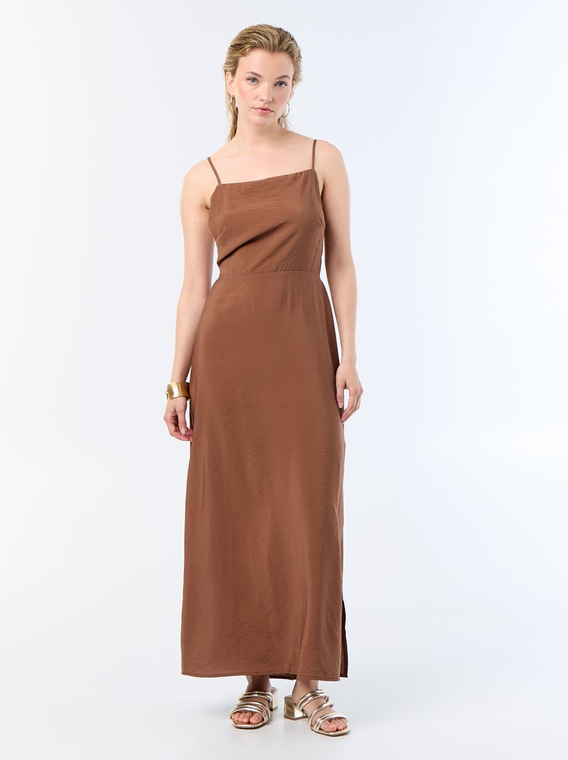 Robe longue satinée à fines bretelles Marron - Kiabi