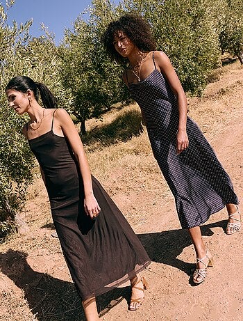 Robe longue satinée à fines bretelles