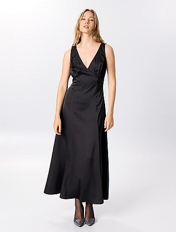 Robe longue satinée et drapée