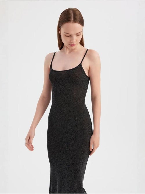 Robe longue tissée unie à bretelles spaghetti - Kiabi Robe longue tissée unie à bretelles spaghetti - Kiabi