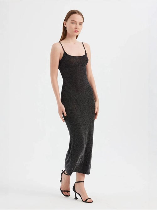 Robe longue tissée unie à bretelles spaghetti - Kiabi Robe longue tissée unie à bretelles spaghetti - Kiabi