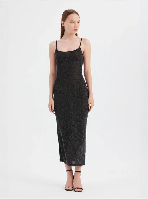 Robe longue tissée unie à bretelles spaghetti - Kiabi Robe longue tissée unie à bretelles spaghetti - Kiabi