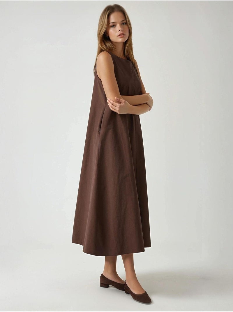 Robe longue trapèze sans manches à col ras du cou Marron foncé - Kiabi