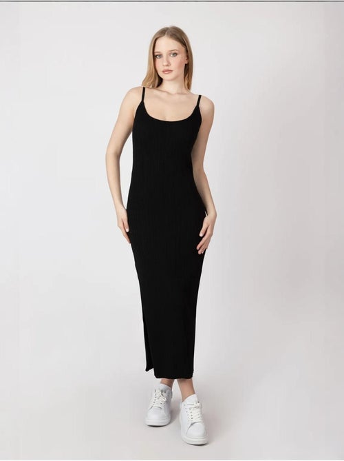 Robe longue tricotée à bretelles et col rond - Kiabi