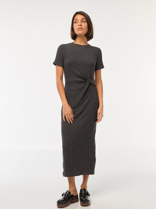 Robe longue twistée à la taille