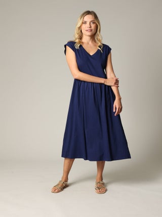 Robe longueur midi à manches courtes avec col V et taille froncée 'Deeluxe'