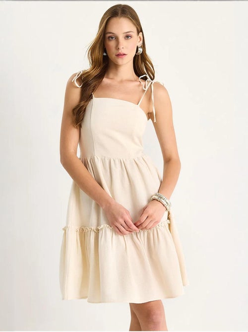Robe mi-longue à col carré et coupe a avec détails de reliure lucci - Kiabi Robe mi-longue à col carré et coupe a avec détails de reliure lucci - Kiabi