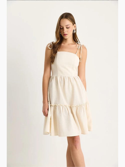 Robe mi-longue à col carré et coupe a avec détails de reliure lucci - Kiabi Robe mi-longue à col carré et coupe a avec détails de reliure lucci - Kiabi