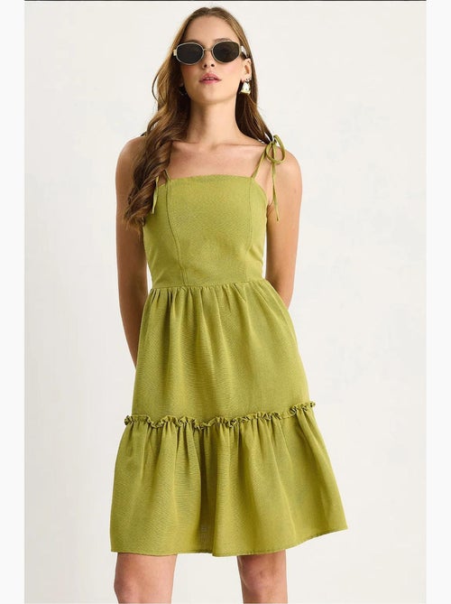 Robe mi-longue à col carré et coupe a avec détails de reliure lucci - Kiabi Robe mi-longue à col carré et coupe a avec détails de reliure lucci - Kiabi