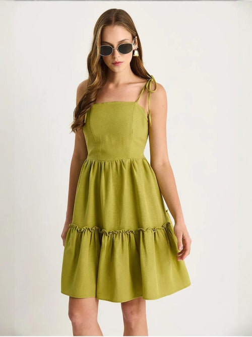 Robe mi-longue à col carré et coupe a avec détails de reliure lucci - Kiabi Robe mi-longue à col carré et coupe a avec détails de reliure lucci - Kiabi
