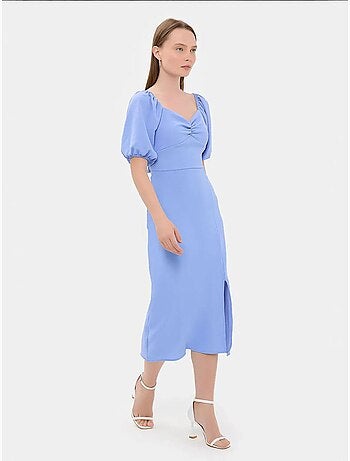 Robe mi-longue à col en cœur et fente latérale