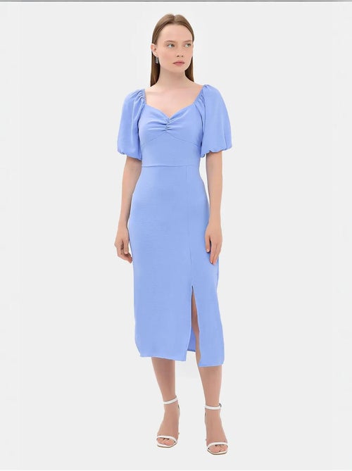 Robe mi-longue à col en cœur et fente latérale - Kiabi Robe mi-longue à col en cœur et fente latérale - Kiabi