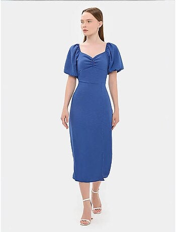 Robe mi-longue à col en cœur et fente latérale