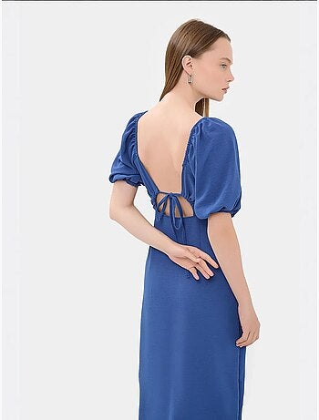 Robe mi-longue à col en cœur et fente latérale