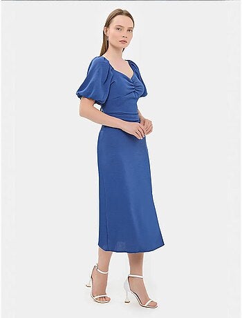 Robe mi-longue à col en cœur et fente latérale