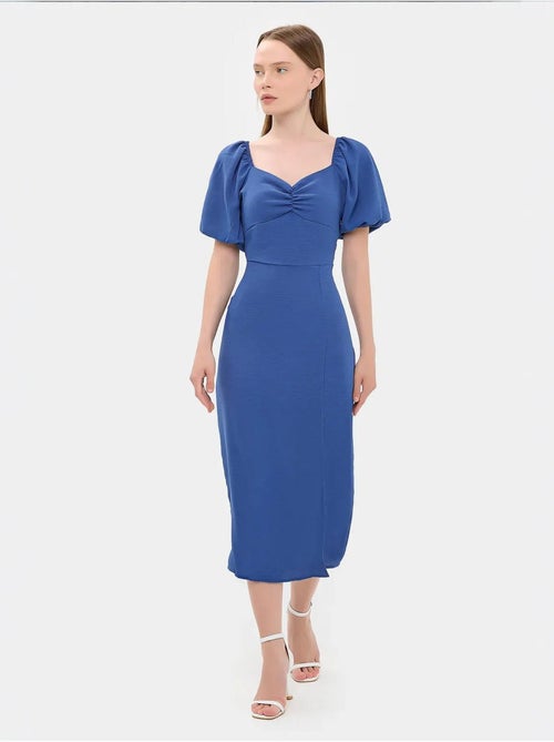 Robe mi-longue à col en cœur et fente latérale - Kiabi Robe mi-longue à col en cœur et fente latérale - Kiabi
